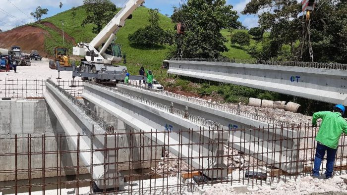 Instalacion-vigas-pretensadas-en-Proyecto-de-construccion-de-puente-el-machete-El-Rama-concretera-total